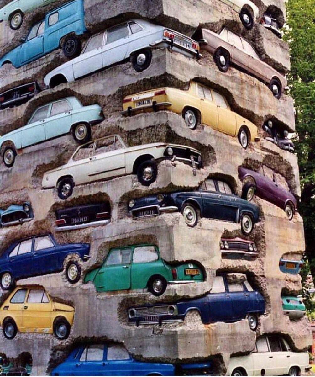 بنای عجیب ساخته شده از خودروهای قدیمی